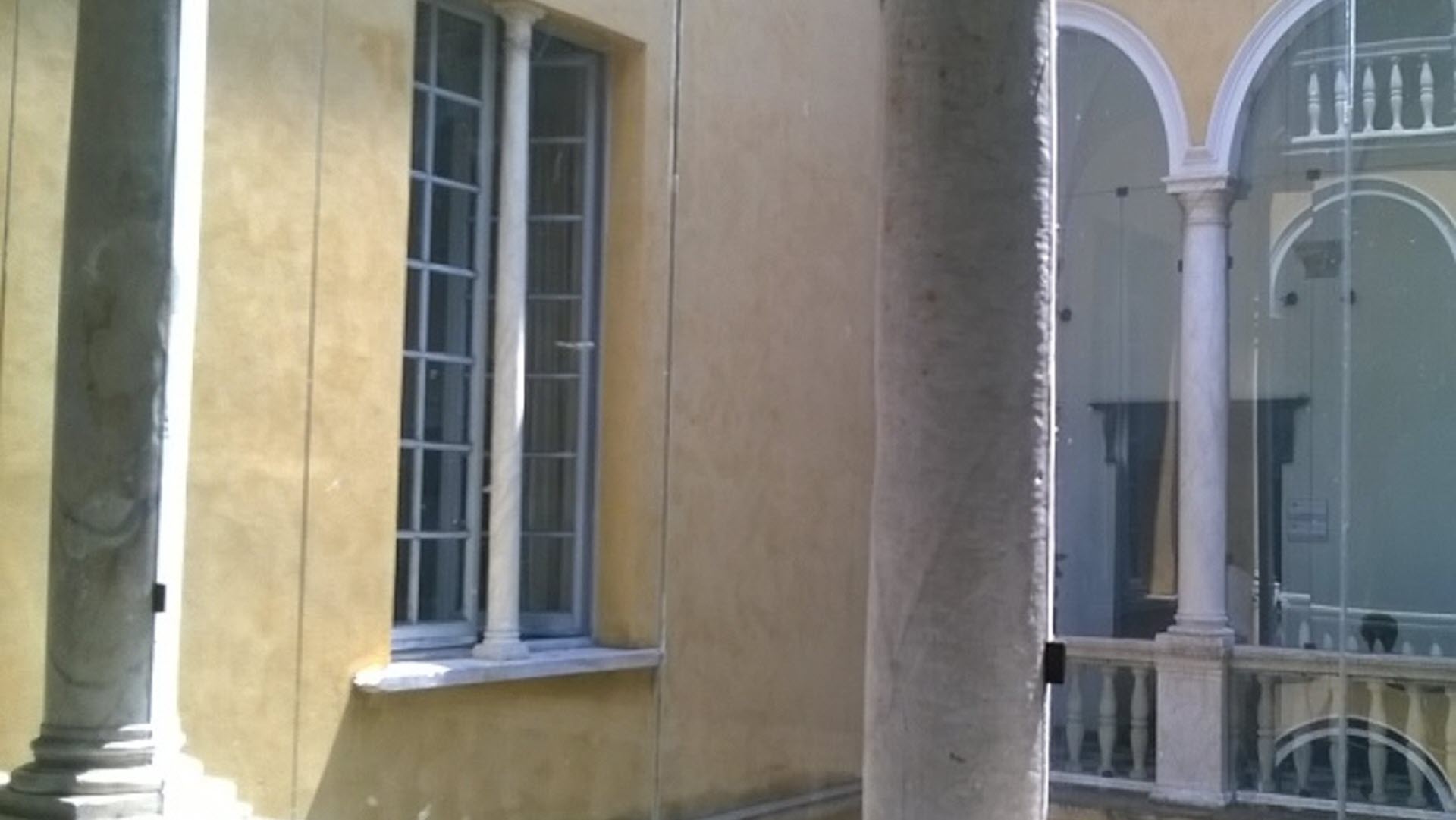 ingresso della biblioteca civica di sarzana