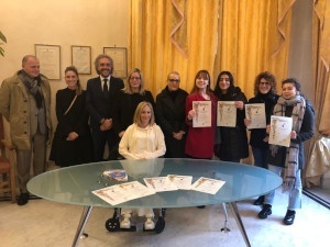 Il sindaco Ponzanelli consegna gli attestati alle professioniste che hanno superato il corso teorico-pratico
