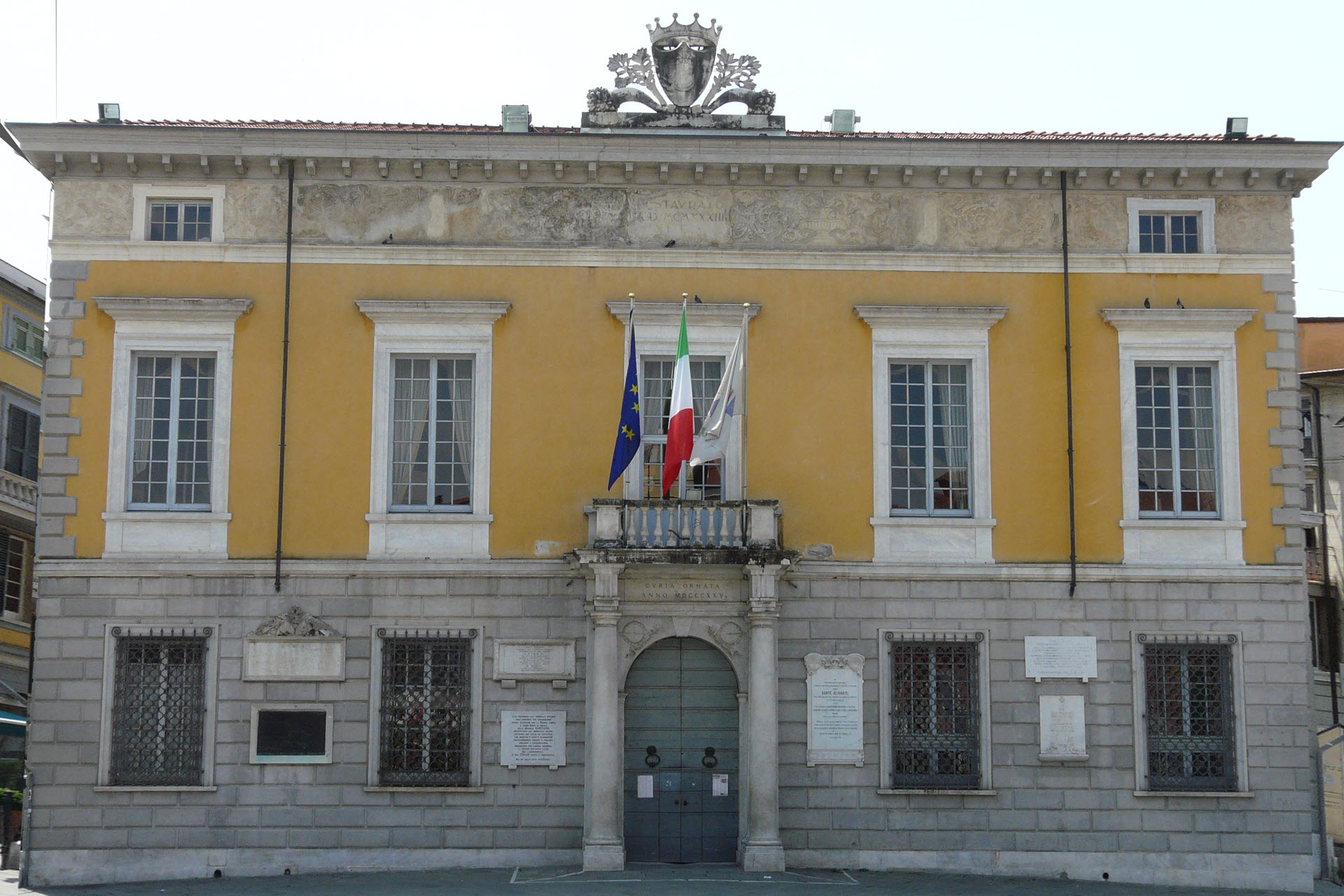 Fasci luminosi colorati su palazzo Roderio in sostegno delle campagne di sensibilizzazione su temi sociali e di prevenzione per la salute