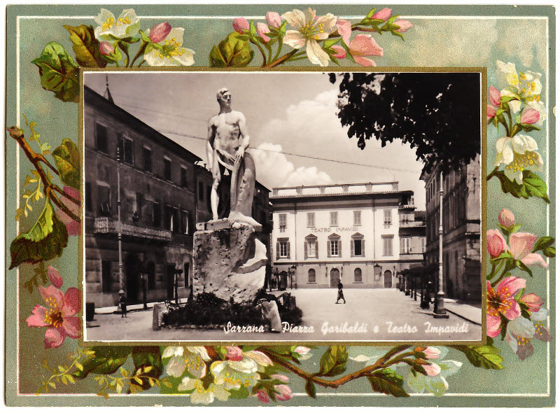 Antica cartolina con il Teatro degli Impavidi sullo sfondo di Piazza Garibaldi
